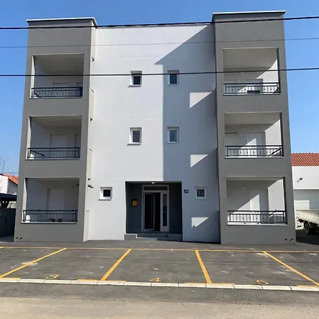 2 Et 1 Salon Pres De L'aeroport De *