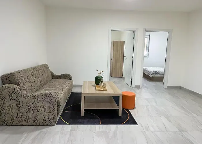 2 Et 1 Salon Pres De L'aeroport De