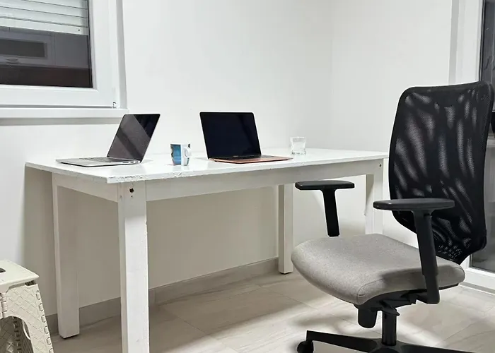 2 Et 1 Salon Pres De L'aeroport De * Belgrád