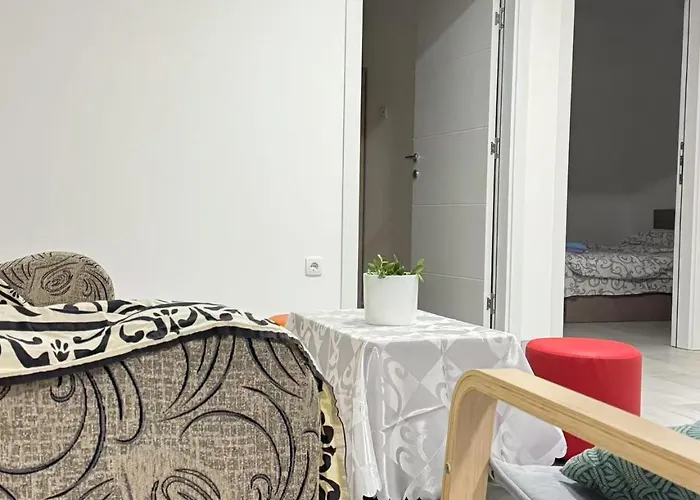 2 Et 1 Salon Pres De L'aeroport De * Belgrád