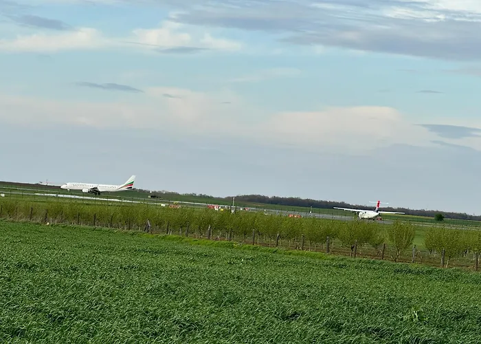 Apartament 2 Et 1 Salon Pres De L'aeroport De *