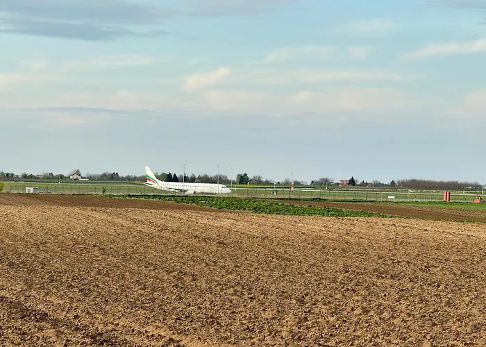 2 Et 1 Salon Pres De L'aeroport De