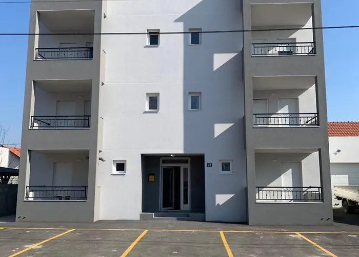 2 Et 1 Salon Pres De L'aeroport De * Belgrád