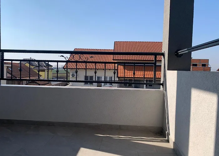 2 Et 1 Salon Pres De L'aeroport De Apartament Belgrad